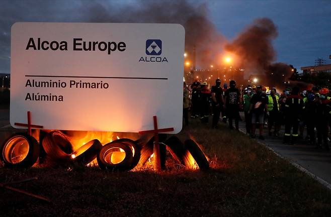 2020년 6월30일 스페인 루고에 있는 알코아 공장 근처에서 노동자들이 500명 이상 직원 해고 계획에 반대하는 시위 도중 타이어를 태우고 있다. ⓒEPA