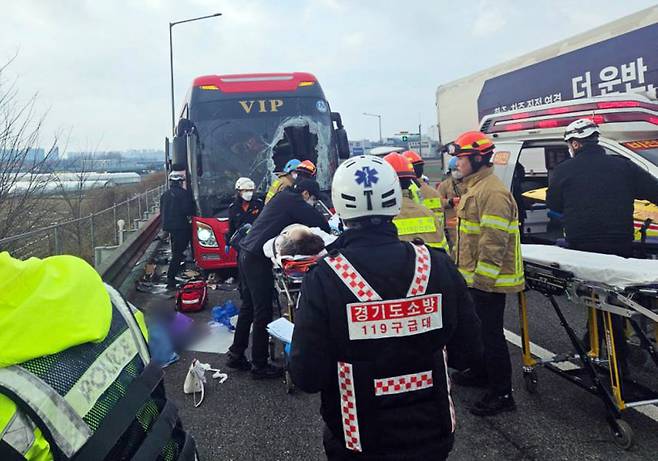 경기도 소방 119 구급대원들이 2월25일 경부고속도로를 달리던 화물트레일러 타이어가 빠지며 관광버스를 덮친 사고 현장에서 부상자들을 이송하고 있다. 이 사고로 관광버스 운전기사와 승객 등 2명이 숨졌다. ⓒ 연합뉴스