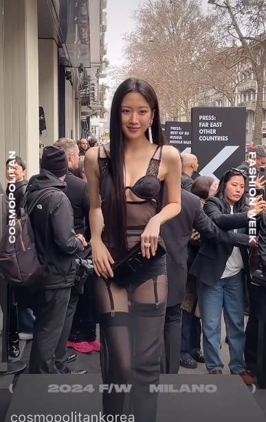 돌체앤가바나 글로벌 앰버서더로 밀라노 패션위크에 참석한 배우 문가영. 코스모폴리탄 SNS캡처