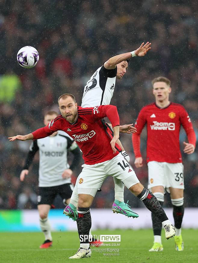 ▲ 맨체스터 유나이티드는 25일(한국시간) 영국 맨체스터 올드 트래포드에서 열린 풀럼과 2023-24시즌 잉글랜드 프리미어리그 26라운드에서 1-2로 졌다. 21년 만에 홈에서 풀럼에 승점을 내준 맨체스터 유나이티드는 프리미어리그 6위(14승 2무 10패, 승점 44점)를 유지하면서 토트넘 홋스퍼(승점 47점) 추격을 다음으로 미루게 됐다