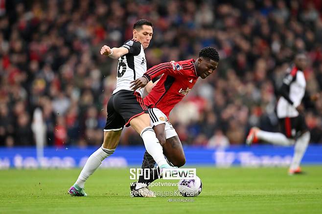 ▲ 맨체스터 유나이티드는 공격과 수비에 공백이 생긴 상황이었다. 홈에서 풀럼을 만났지만 만만하지 않았다. 풀럼은 초반부터 맨체스터 유나이티드를 압박했다. 꽤 조직적인 후방 빌드업으로 맨체스터 유나이티드 밸런스를 흔들었고 이워비 등이 빈 공간을 절묘하게 파고 들며 맨체스터 유나이티드 간담을 서늘하게 했다