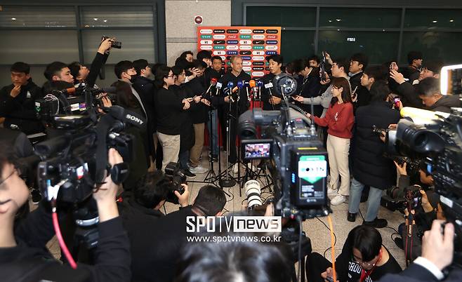 ▲ 토너먼트에서 두 번 연속 연장전에 '해줘 축구' 에너지는 떨어졌다. 한국보다 전력은 떨어져도 철저하게 분석하고 준비했던 요르단에 아무것도 해보지 못하고 0-2로 졌다. 클린스만 감독은 13경기 무패(90분 경기 기준)에 아시안컵 4강 진출을 했다며 으름장을 놨지만 여론의 뭇매를 맞고 1년 만에 경질됐다 ⓒ곽혜미 기자