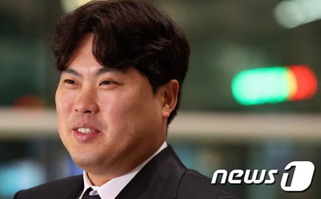 23일 한화 스프링캠프 일본 오키나와 출국 전 취재진과 인터뷰에서 류현진이 웃고 있다. /사진=뉴스1