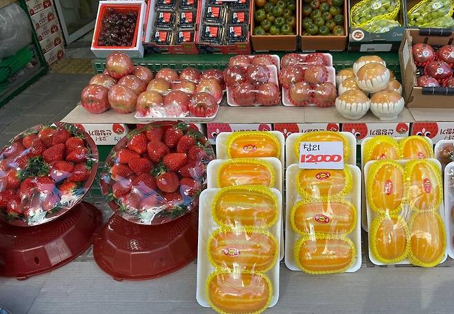딸기 옆에 진열된 참외 [촬영 김윤구]