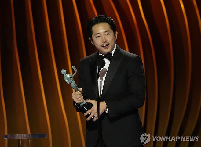 제30회 미국 배우조합 시상식에서 TV 부문 남우주연상 받은 스티븐 연 [AP=연합뉴스. 재판매 및 DB 금지]