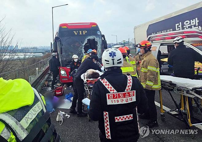 화물트레일러 바퀴가 빠지며 관광버스 덮쳐…2명 사망 (안성=연합뉴스) 고속도로를 달리던 화물트레일러의 타이어가 빠지며 관광버스를 덮쳐 버스 기사 등 2명이 사망했다.
    25일 경찰 등에 따르면 이날 오후 4시 9분께 경기도 안성시 공도읍 경부고속도로 서울 방향을 주행하던 화물트레일러의 뒤편 타이어 1개가 트레일러에서 분리됐다.
    경기도 소방 119 구급대원들이 현장에서 부상자들을 이송하고 있다. 2024.2.25 [독자 제공. 재판매 및 DB 금지] photo@yna.co.kr