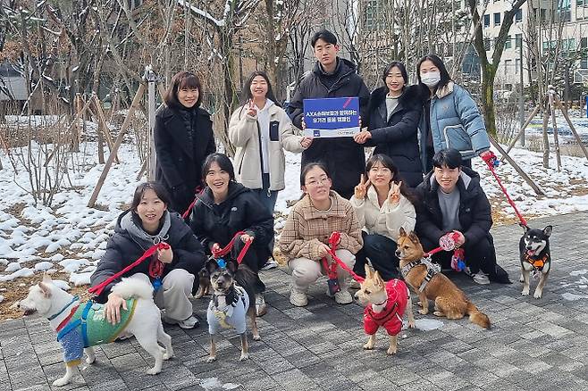 AXA손보가 ‘반려동물 사고위로금’ 특약 출시를 기념해 ‘유기견 돌봄 봉사활동’ 진행했다. (사진=AXA손해보험)