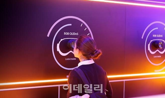‘MWC 2024’ 삼성디스플레이 부스 게임존(Epic Play)에서 관람객이 마이크로OLED를 관람하는 모습 (사진=삼성디스플레이)