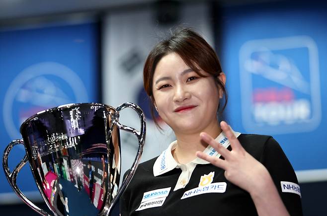 김민아가 25일 경기도 고양시에 있는 킨텍스PBA스타디움에서 끝난 2023~2024시즌 LPBA 9차 투어 ‘크라운해태 챔피언십’ 결승에서 우승한 뒤 포즈를 하고 있다. 사진제공 | 프로당구협회
