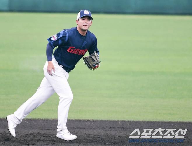 25일 롯데 자이언츠 선수단이 일본 오키나와 이토만 야구장에서 일본 프로야구 지바롯데와 평가전을 진행했다. 2루 수비하는 롯데 김민성. 오키나와(일본)=송정헌 기자songs@sportschosun.com/2024.02.25/