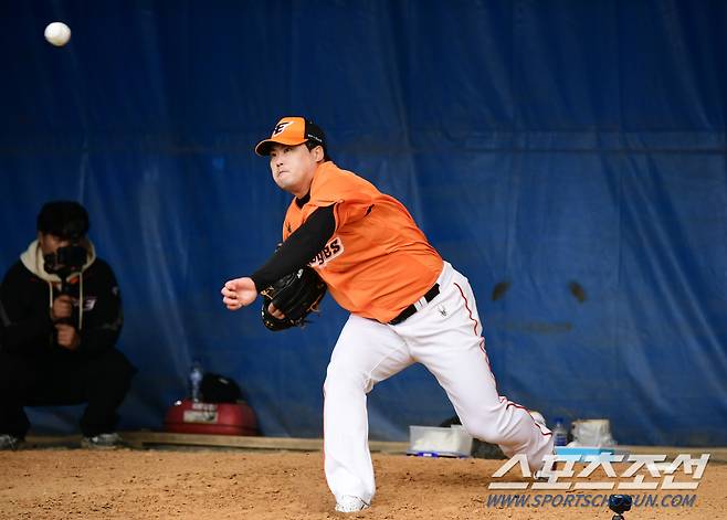 26일 일본 오키나와 온나손 아카마구장에서 한화 선수들이 훈련했다. 불펜 피칭을 하고 있는 류현진. 오키나와(일본)=송정헌 기자songs@sportschosun.com/2024.02.26/