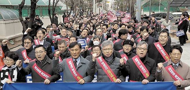 의협 “끝까지 저항하겠다” 거리 행진 - 25일 서울 용산구 대한의사협회에서 전국 의사 대표자 확대회의를 마친 참가자들이 정부의 의대 증원 정책 중단을 요구하며 용산 대통령실을 향해 거리 행진을 벌이는 모습. 이들은 “정부가 일방적으로 정책을 강행한다면 전체 의료계가 적법한 모든 수단과 방법을 동원해 끝까지 저항하겠다”고 했다. /고운호 기자