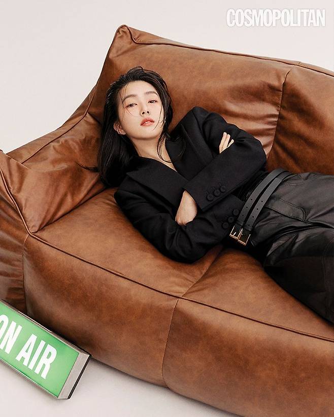 재킷 가격미정 모스키노. 팬츠 가격미정 프롬웨어. 벨트 가격미정 돌체앤가바나. 이너 톱 스타일리스트 소장품.