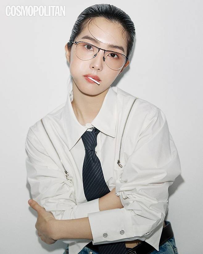 셔츠 15만7천원, 타이 3만4천원 모두 체리퀴리. 데님 팬츠 가격미정 캘빈루오. 안경 스타일리스트 소장품.