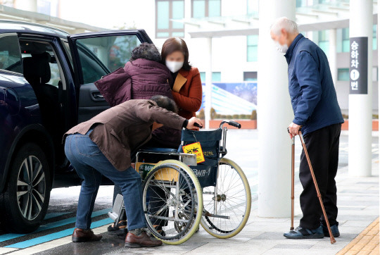 정부-전공의의 강대 강 대치로 진료대란이 극단으로 치닫고 있다. 20일 오전 대전 서구의 한 대학병원에서 퇴원을 통보받은 환자가 병원을 나서고 있다.  대전일보 DB