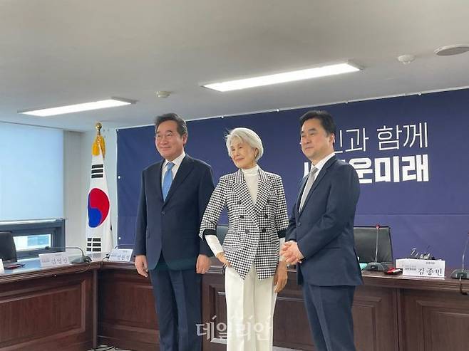 새로운미래가 26일 서울 여의도 중앙당사에서 열린 제7차 최고위원회의에서 11번째 영입인재로 '시니어 모델' 최순화씨를 소개했다. (왼쪽부터) 이낙연 새로운미래 공동대표, 시니어 모델 최순화씨, 김종민 새로운미래 공동대표. ⓒ데일리안 오수진 기자