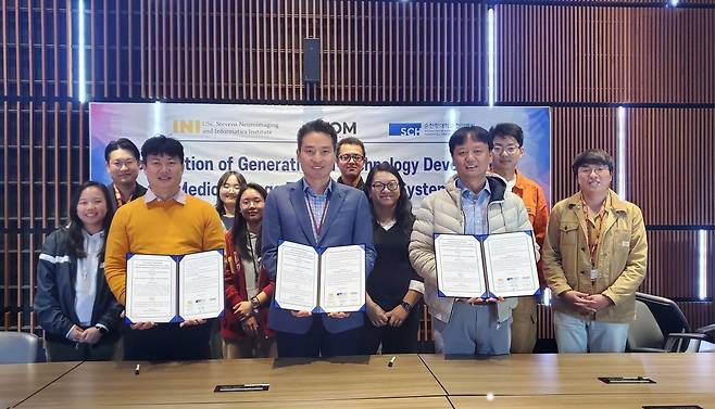 ㈜오톰이 미국 USC, 순천향대학교 천안병원과 3자간 MOU를 체결하고 있다.
