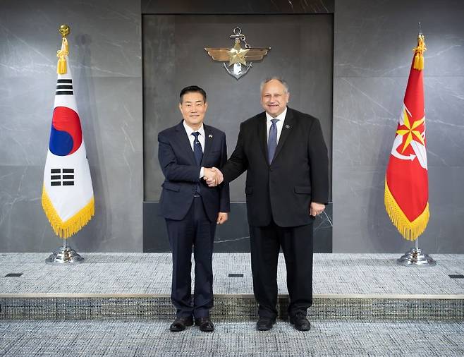 신원식 국방부장관이 26일 국방부에서 카를로스 델 토로 미 해군성장관을 접견하고, 악수를 하며 기념사진을 촬영하고 있다. 사진=국방부 제공