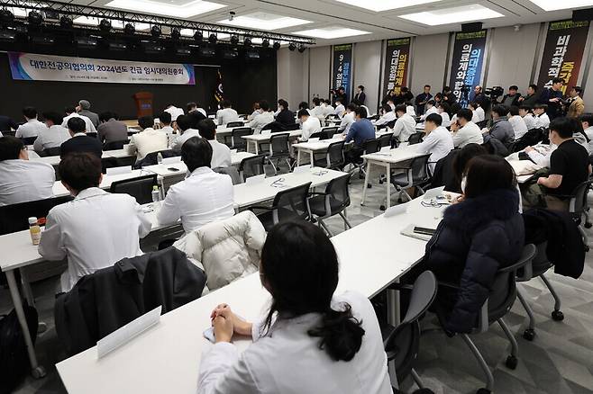 정부의 의대 증원 방침에 반발해 사직서를 내고 근무 중단을 선언한 전공의 대표들이 지난 20일 서울 용산구 대한의사협회 회관에서 열린 대한전공의협의회 긴급 임시대의원총회에 참석하고 있다. 연합뉴스