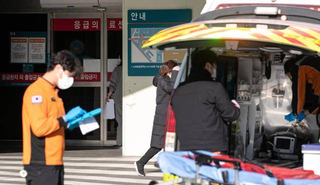 26일 서울의 한 대학병원 응급의료센터 앞에서 구급차가 대기하고 있다. 뉴스1