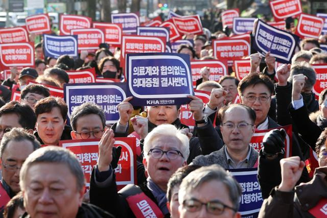 의과대학 입학 정원 확대에 반대하는 대한의사협회 산하 전국 16개 시도 의사들이 25일 오후 서울 용산구 의협회관에서 대통령실 앞까지 행진한 뒤 구호를 외치고 있다. 뉴스1