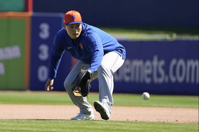 <yonhap photo-0775=""> New York Mets Ji-man Choi handles a grounder during a spring training baseball workout Tuesday, Feb. 20, 2024, in Port St. Lucie, Fla. (AP Photo/Jeff Roberson)/2024-02-21 05:23:09/ <저작권자 ⓒ 1980-2024 ㈜연합뉴스. 무단 전재 재배포 금지, AI 학습 및 활용 금지></yonhap>