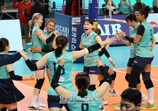 2023-2024 프로배구 V리그 여자부 GS칼텍스와 IBK기업은행의 경기가 25일 오후 서울 장충체육관에서 열렸다. 세트스코어 3대 0으로 승리한 GS칼텍스 선수들이 경기 후 기뻐하고 있다. 장충=김민규 기자 mgkim1@edaily.co.kr /2024.02.25/