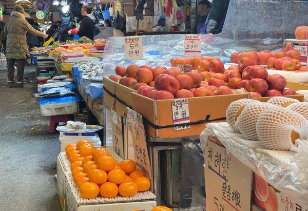 올해 사과 배 감귤 등 과일 가격이 지난해 대비 배 이상으로 오른 가운데 대목인 명절이 지나도 떨어지지 않아 과일값이 금값이라는 말이 나올 정도다. 사진은 지난 23일 부산 부산진구 부전시장에서 과일이 매대에 진열된 모습.  이유진 기자