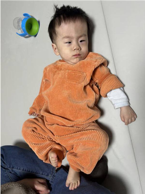 미숙아로 태어난 뒤 지금까지 병원 신세를 지고 있는 도윤이가 최근 이사한 경기도 평택의 자택 거실에 누워있다. 밀알복지재단 제공