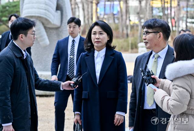 이재명 더불어민주당 대표의 배우자 김혜경씨가 26일 '경기도 법인카드 유용 의혹' 관련 첫 재판을 앞두고 수원지방법원으로 출석하며 취재진의 질문을 듣고 있다. 윤원규기자