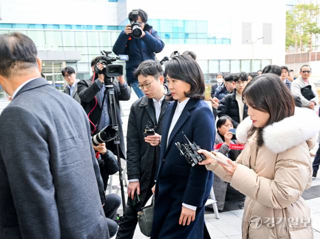 이재명 더불어민주당 대표의 배우자 김혜경씨가 26일 '경기도 법인카드 유용 의혹' 관련 첫 재판을 앞두고 수원지방법원으로 출석하고 있다. 윤원규기자