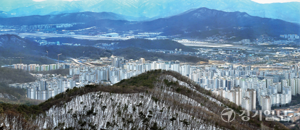 윤석열 대통령이 26일 충남에서 열린 열다섯 번째 ‘국민과 함께하는 민생토론회’에서 경기도 등 전국의 군사시설보호구역 339㎢(1억300만평)를 해제해 민·군 상생 환경을 조성하겠다고 밝혔다. 사진은 이날 군사시설보호구역 해제에 포함된 성남시 서울공항 일대. 조주현기자