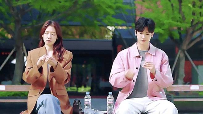 병원 앞 벤치에서 정신과 병원에서 받아온 약 봉지를 털어넣는 남하늘(박신혜 분)과 여정우(박형식 분). 사진 ㅣJTBC