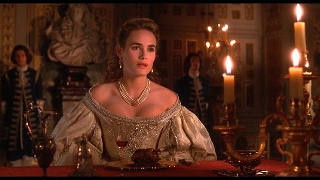 과거 영화 감독에게 성관계 장면 촬영 강요 등 성추행을 당했다고 폭로한 여배우 쥐디트 고드레슈(51)가 영화제 시상식에서 프랑스 영화계가 ‘여성의 불법 인신매매’를 은폐하고 있다고 비판했다. [사진출처 = 영화 ‘아이언마스크’ 영상 캡처]