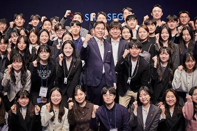 지난 23일 정용진 신세계그룹 부회장(가운데)이 '신세계 남산'에서 열린 신입사원 수료식에 참석해 신입사원들과 함께 파이팅을 외치고 있다.  신세계그룹
