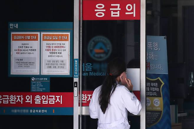 정부의 의대 정원 증원에 반발한 전공의들이 집단 이탈을 시작한지 일주일째인 26일 서울 송파구 아산병원 응급의료센터에서 의료진이 발걸음을 옮기고 있다. / 사진=뉴스1