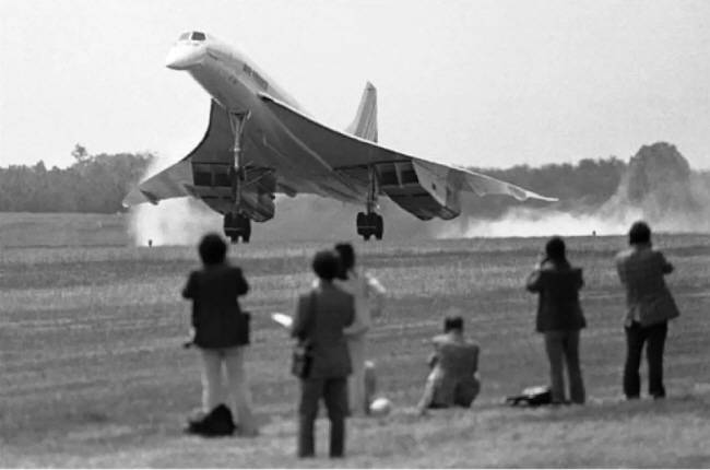 1976년 상업 운항을 시작한 콩코드가 파리를 출발해 미국 워싱턴DC 덜레스 국제공항에 착륙하고 있다.  AP 연합뉴스