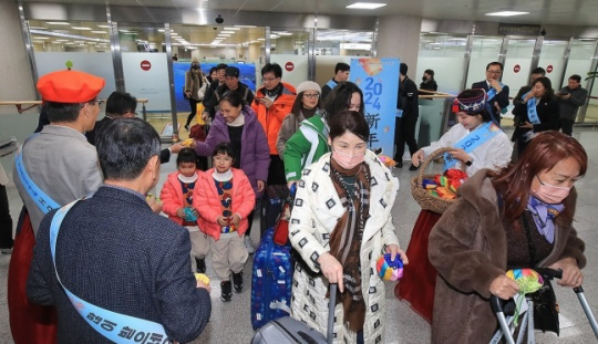 설 연휴를 앞둔 8일 오후 제주국제공항 1층 국제선 도착장에서 상하이발 직항기를 타고 온 중국인 관광객을 환영하는 행사가 진행되고 있다. 연합뉴스