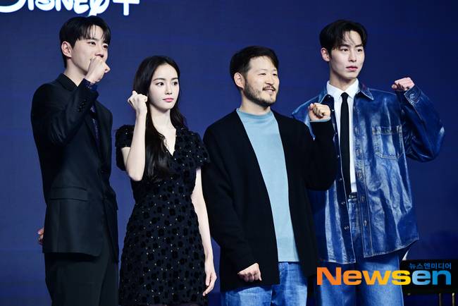 왼쪽부터 이준영, 홍수주, 민연홍 감독, 이재욱