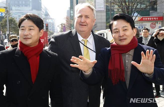 [인천=뉴시스] 김동영 기자 = 원희룡 전 국토교통부 장관과 인요한 전 국민의힘 혁신위원장, 이천수 후원회장이 26일 오전 인천 계양구 한 거리에서 시민들의 지지를 호소하고 있다. 2024.02.26. dy0121@newsis.com