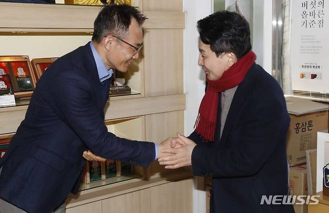 [인천=뉴시스] 김동영 기자 = 원희룡 전 국토교통부 장관이 26일 오전 인천 계양구에서 상인에게 지지를 호소하고 있다. 이날 원 전 장관은 인요한 전 국민의힘 혁신위원장과 이천수 후원회장과 함께 합동 유세를 펼쳤다.  2024.02.26. dy0121@newsis.com