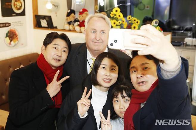 [인천=뉴시스] 김동영 기자 = 원희룡 전 국토교통부 장관과 인요한 전 국민의힘 혁신위원장, 이천수 후원회장이 26일 오전 인천 계양구 한 음식점에서 시민들과 기념촬영을 하고 있. 2024.02.26. dy0121@newsis.com