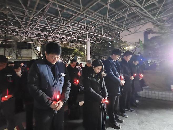 [서울=뉴시스] 임철휘 기자 =26일 오후 서울 종로구 서울대병원 장례식장 앞에서 열린 '방영환 열사 노동시민사회장 추모문화제'에서 추모객들이 묵념하고 있다. 2024.02.26. fe@newsis.com *재판매 및 DB 금지