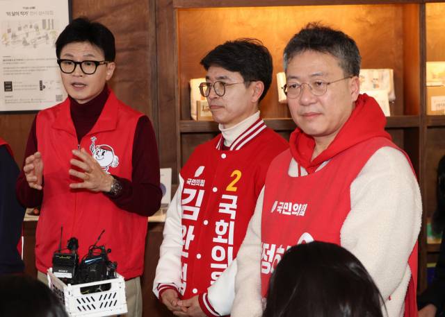 ▲국민의힘 한동훈 비상대책위원장이 26일 강원 원주시 한 카페에서 '함께 누리는 문화' 공약 발표를 마친 뒤 원주갑·을 후보로 단수 공천된 박정하 수석대변인, 김완섭 전 기재부 2차관과 취재진의 질문에 답하고 있다. ⓒ연합뉴스