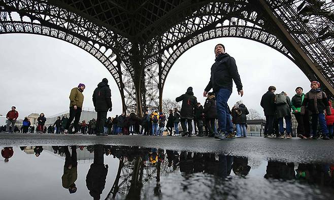 프랑스 파리 에펠탑 내부관광이 재개된 25일(현지시간) 관광객들이 줄을 서서 입장하고 있다. AFP연합뉴스