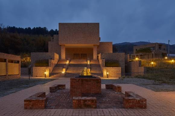 강원 춘천시 남면 제따와나선원의 인도식 여래전탑. 초기 불교 사찰인 기원정사를 연상하게 한다. 노경 작가 제공