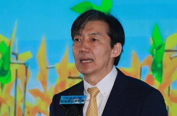 조국 전 법무부 장관이 25일 서울 동작구의 한 영화관에서 열린 ‘조국신당 창당준비위원회 인재영입 발표식’에서 발언하고 있다. 2024.2.25 연합뉴스