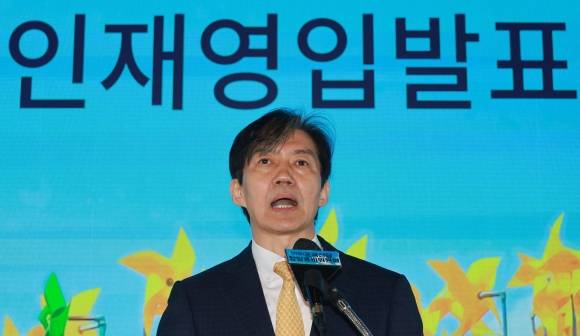조국신당 창당준비위원회 인재영입 발표식 - 조국신당 창당준비위원회 인재영입 발표식     (서울=연합뉴스) 한종찬 기자 = 가칭 ‘조국신당’ 인재영입위원장을 맡은 조국 전 법무부 장관이 25일 오전 서울 동작구의 한 영화관에서 열린 ‘조국신당 창당준비위원회 인재영입 발표식’에서 발언하고 있다. 2024.2.25     saba@yna.co.kr (끝)
