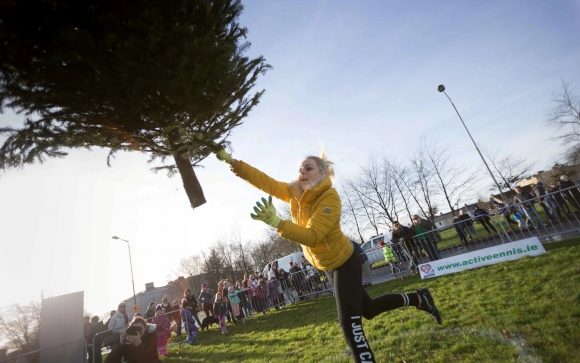 아일랜드 동부 클레어주 에니스에 사는 카밀라 그랩스카(36)는 한 지역 자선 행사에서 1.5m짜리 가문비나무를 던지는 사진이 찍혔다.