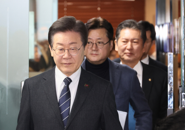 이재명 더불어민주당 대표가 23일 서울 여의도 중앙당사에서 열린 최고위원회의에 참석하고 있다. 연합뉴스